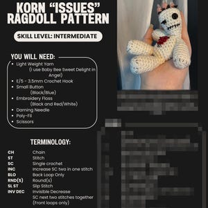 Puede incluir: Un patr&oacute;n de mu&ntilde;eca de crochet para una mu&ntilde;eca espeluznante con un coraz&oacute;n rojo y puntadas. El patr&oacute;n se titula "Korn "Issues" Ragdoll Pattern" e incluye instrucciones para tejer la mu&ntilde;eca, as&iacute; como una lista de los materiales necesarios.