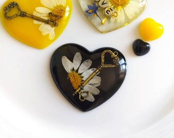 Mother's Day Gift,Daisy Flower Handmade Resin Necklace l Resin Jewellery l April Birthday Gift | Unique Heart Pressed Flowers