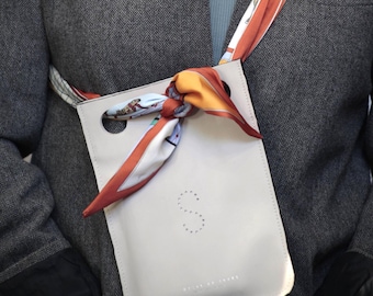 Cinturón con bufanda y bolso de cuero negro