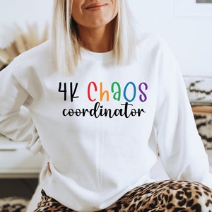 4K Chaos Coordinator svg-4K Teacher SVG-4K Teacher Shirt para escuela-preescolar Teacher PNG-Rainbow Letter para 4K Teacher-4K Teacher Assistant