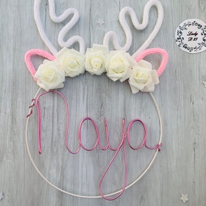 Krone aus Blumen gestrickt personalisierter Name in Aluminiumfaden