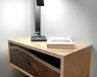 Live Edge Walnut Floating Nachttisch Beistelltisch: Ahorn Sperrholz Kiste, schwarzes Epoxidharz und massives Walnuss Gesicht