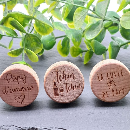 Bouchon personnalisé en bois pour bouteille de vin et champagne mariage baptême naissance témoin noël papa papy parrain