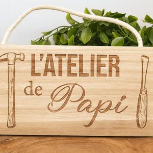 Deurbord in de vorm van een houten huis, decoratie voor een werkplaats, hut of keuken voor Kerstmis