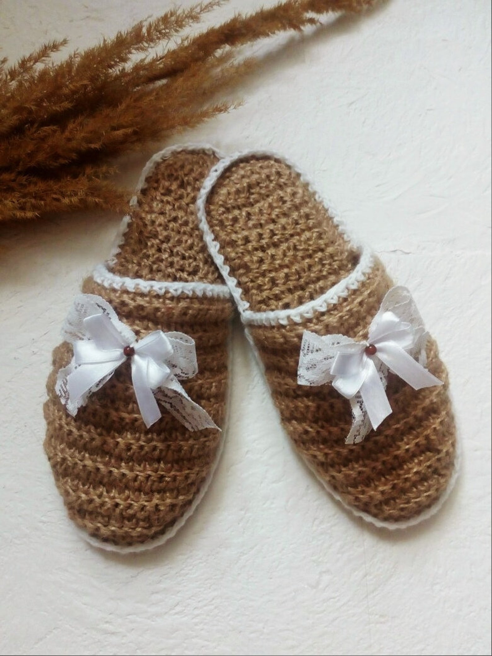 Вязанные тапки из джута. Тапки из джута крючком. Обувь из джута. Вязаная корзинка из джута крючком. Вязание из джута.