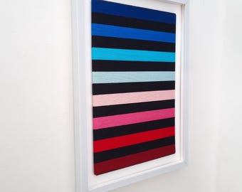 Handgemaakte draadkunst, kleurrijke streeptextiel, ingelijste muurkunst