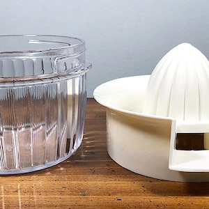 Retro Plastic Citrus Juicer – Vintage Kitchen Essential –  Kitchen Decor –  Handheld Juicer with Clear Storage Jar