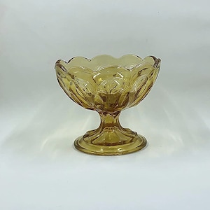 Vintage Pedestal Candy Dish – Elegant Amber Scalloped Glass Bowl – Mid Century Footed Nut Bowl
