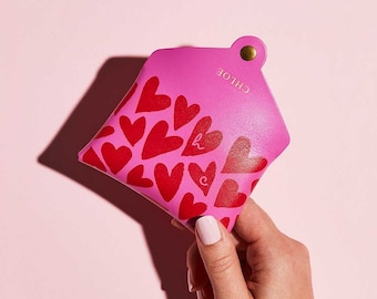 Carte en cuir personnalisée + porte-monnaie avec initiales / Imprimé coeur rose vif + rouge / Cadeau de Saint-Valentin pour elle, petite amie, meilleure amie