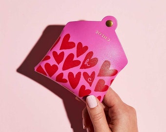 Tarjeta de cuero personalizada + Monedero con iniciales / Rosa fuerte + Estampado de corazón de amor rojo / Regalo de San Valentín para ella, novia, mejor amiga