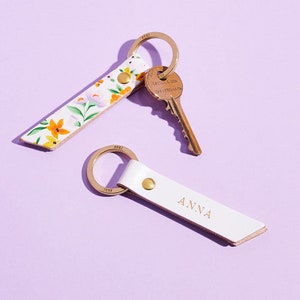 Personalised Floral Leather Keyring  in Lilac or White | Mother's Day Gift for Mum | Birthday Gift for Her | Gold Stamped Name or Initials