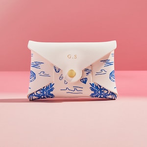 Personalisierte Leder Geldbörse mit Strand-Muster | Weiße Ledertasche + Blauer Druck | Sommer Urlaub Reise Geldbörse | Kundenspezifisches Geschenk für Sie