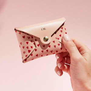 Personalisierte Leder Geldbörse Frauen | Rosa + rotes Herz Print | Muttertagsgeschenk für Sie | Secret Message Geldbörse + Goldene Initialen
