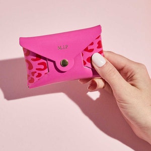 Porte-monnaie personnalisé en cuir / Rose + imprimé léopard rouge / Cadeau rose vif pour la Saint-Valentin pour elle / Porte-monnaie message secret + initiales en feuille d'or