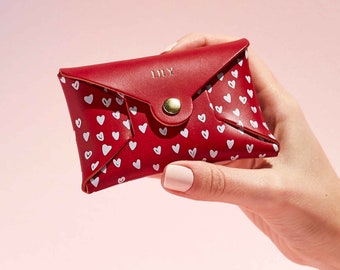 Monedero de cuero personalizado para mujer / Rojo + Estampado de corazón de amor blanco / Regalo del Día de la Madre para ella / Monedero de moneda de mensaje secreto + Iniciales de oro