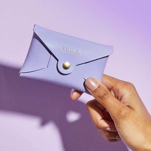 Personalisierte Leder Geldbörse Frauen / Lila Leder Geldbörse / Muttertagsgeschenk für Sie / Geldbörse mit Geheimfach + goldenen Initialen