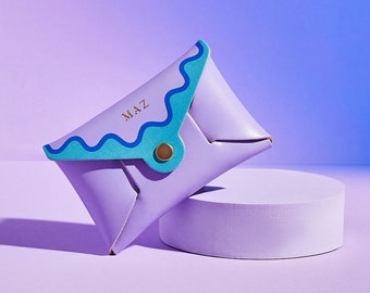 Personalisierte Geldbörse aus fliederfarbenem Leder mit blauem Wellenrand | Gewellter Geldbeutel-Kartenhalter für Sie | Lustiges, individuelles Geburtstagsgeschenk für einen Freund