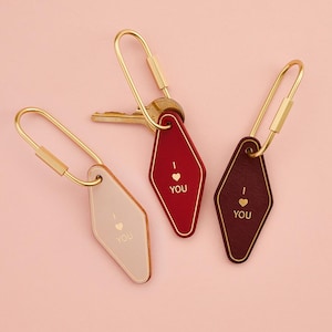 Personalised Leather Motel Keyring | Valentine&#39;s Gift for Her | Retro Motel Keychain with Personalized Message | Handcrafted Luxury Keychain