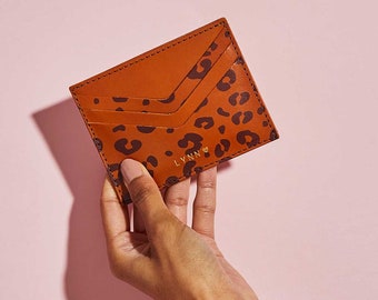 Porte-cartes imprimé léopard en cuir marron personnalisé pour femme | Porte-cartes en cuir fait à la main Initiales | Cadeau pour les amoureux des imprimés animaliers