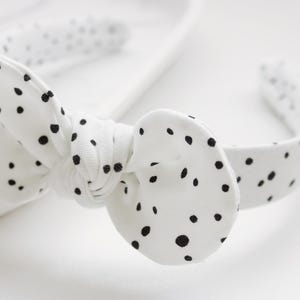 水玉模様のリボンヘッドバンド - 子供、ティーン、ママ向けの白と黒の柔らかい生地のヘアバンド - かわいくて快適