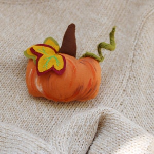 Pumpkin brooch, Pumpkin pin, Halloween pumpkin, Halloween gift, Autumn gift, Small gift idea, Pumpkin jewelry, Textile pumpkin