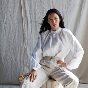 Losse linnen blouse - linnen damesshirt met bisschopsmouwen met ruches mandarijnkraag - linnen top met lange mouwen - handgemaakte oversized linnen blouse