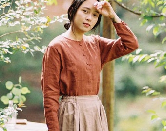 Leinenbluse mit langen Ärmeln und einem Rundhalsausschnitt - Frauenbluse mit kontrastfarbenen Knöpfen - Vintage Leinenbluse