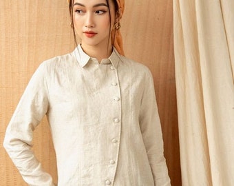 Blusa de lino con botones asimétricos y mangas largas.