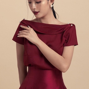 Blusa de seda con espalda drapeada y escote amplio – Blusa de satén de manga corta con detalles de perlas – Estilo minimalista refinado para ropa formal femenina