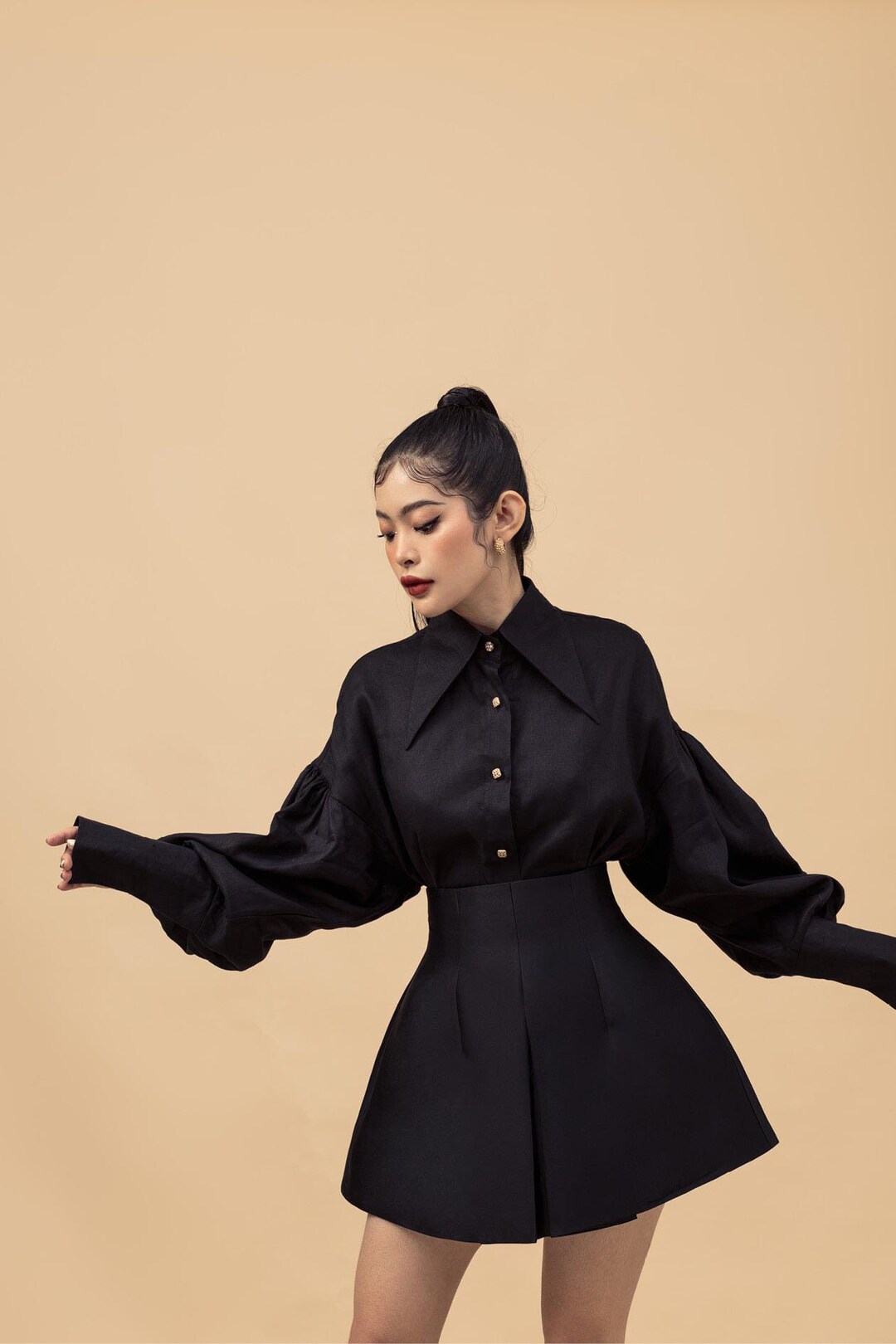 Dramatic Linen Shirt with Oversized Collar & Puff Sleeves – High Fashion Statement Blouse for Modern Luxury Wardrobes