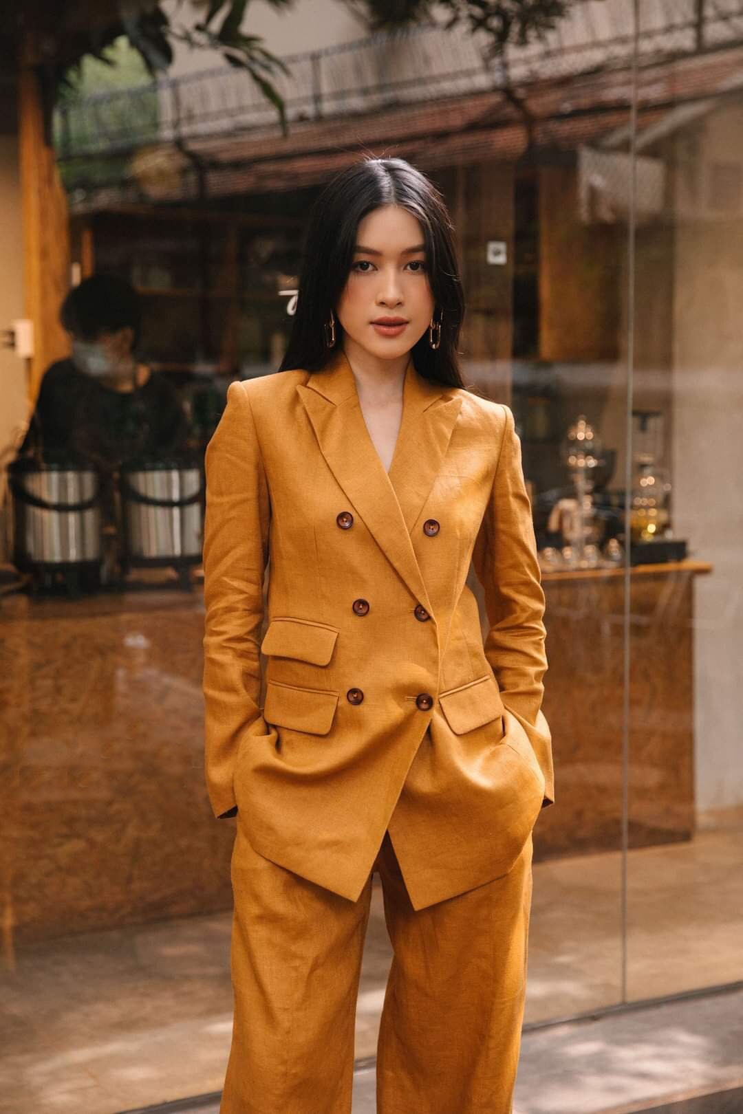 Tailored Women's Blazer Jacket - Stylish Fit for Professional & Casual Wear