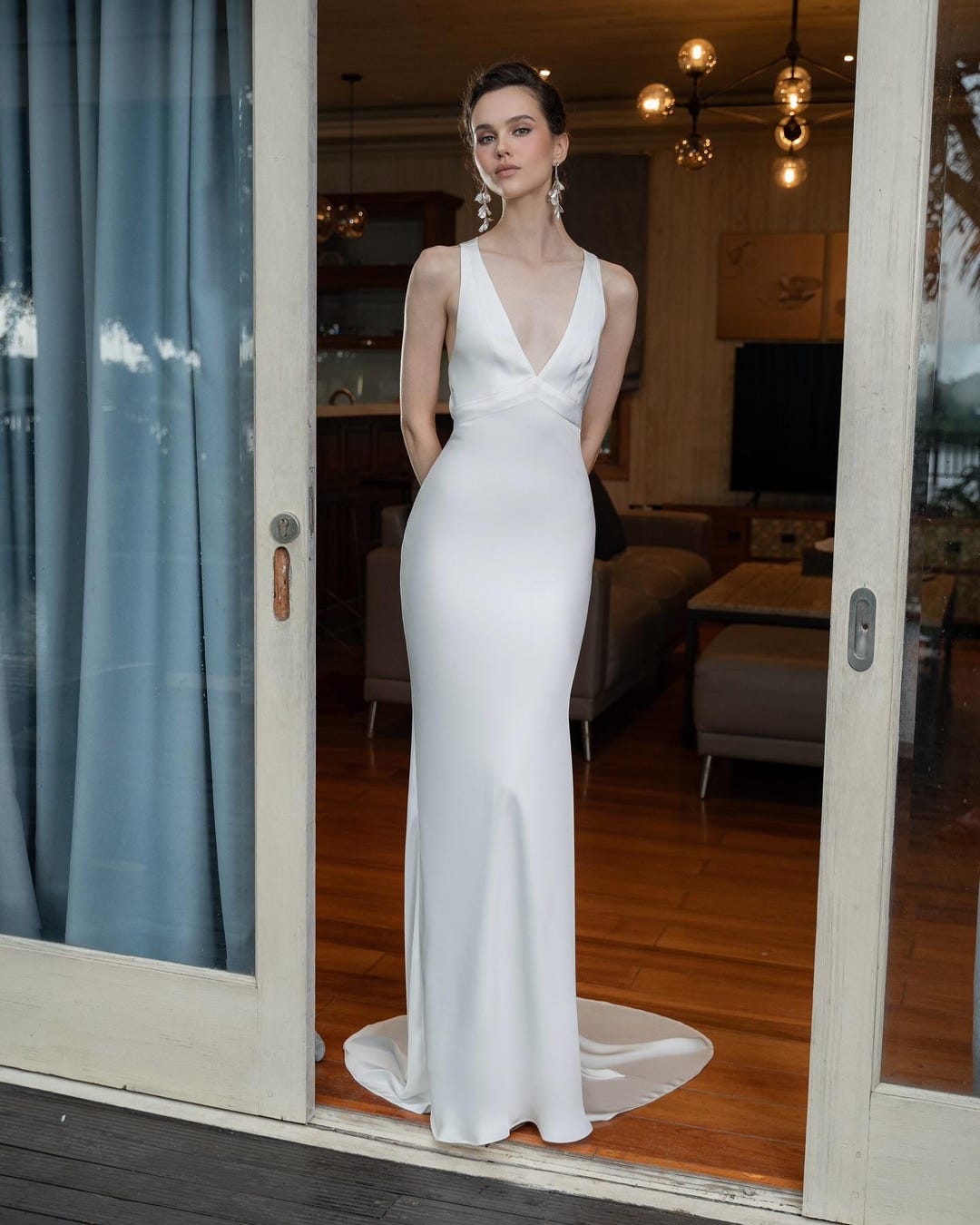 Robe de mariée longue au sol avec décolleté en V et traîne Tenue