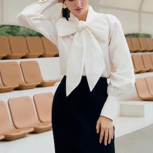 Blus i bomullspoplin med rosett för kvinnor | Långärmad skjorta med uttalande knytband i halsen | Elegant arbetstopp på beställning