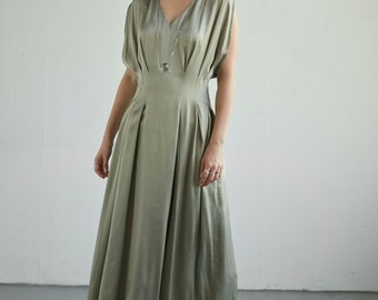 Robe trapèze plissée midi en soie avec mancherons et encolure en V