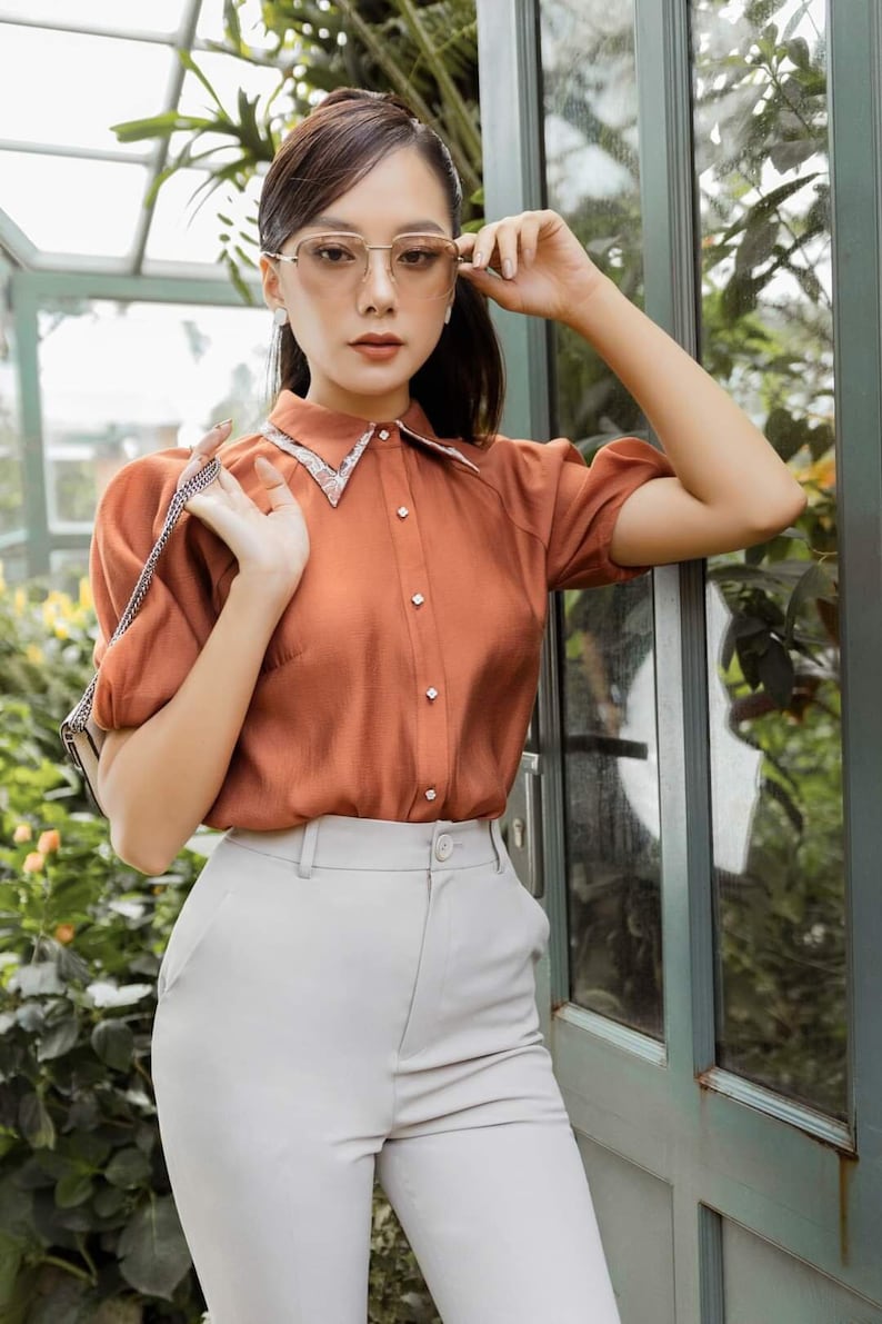 Button Up Silk Blouse with Puff Sleeves And Collared zdjęcie 6