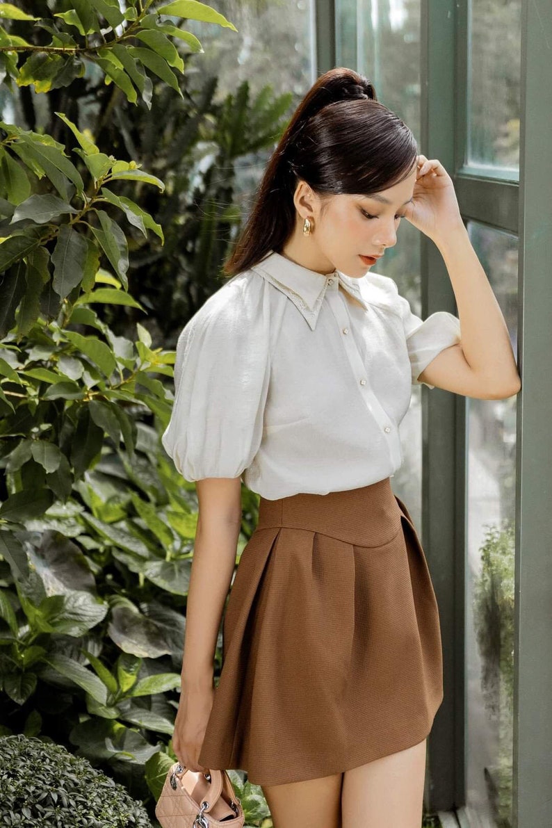 Button Up Silk Blouse with Puff Sleeves And Collared zdjęcie 2