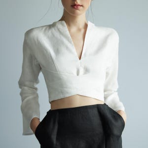 Leinen Crop Top mit Geteiltem Ausschnitt, Minimalistische Bluse mit Schnürrücken, Elegantes Langarm Sommerhemd, Schickes Kurzes Leinenoberteil für Frauen
