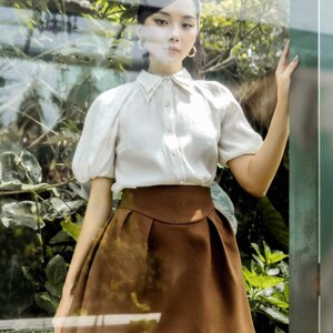 Button Up Silk Blouse with Puff Sleeves And Collared zdjęcie 7