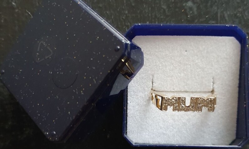 Z Free gift box *** BRAND NEW *** 9ct Yellow Gold Mum CZ Ring Hallmarked Size F