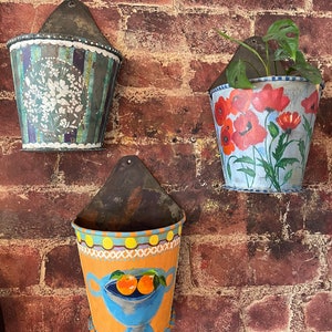 Vaso de flores grande de metal recuperado vintage pintado à mão, vaso de parede/suspenso para ambientes internos e externos/suspenso para plantas/suporte para plantas