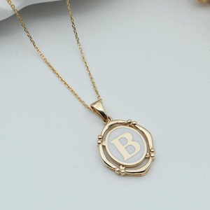 Collar con letra esmaltada en oro real de 14 quilates, colgante con inicial esmaltada hecho a mano, dije con inicial de oro, collar con letra ovalada, regalo de Navidad para ella