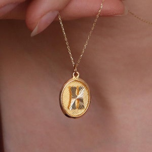 Colgante ovalado con inicial personalizado en oro macizo de 14 k, collar con inicial en relieve personalizado, dije de letra personalizado, collar con colgante texturizado, regálelo