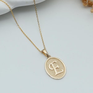 Collar con inicial personalizado en oro macizo de 14 k, collar con inicial en relieve personalizado, colgante con letra personalizada, collar con dije de inicial, regalo para ella