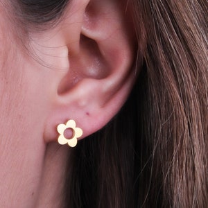 14K Solid Gold Flower Studs, Daisy Flower Stud Earrings, 14K Small Spring Daisy Earrings, 14K Real Gold Blossom Earrings, Christmas Gifts