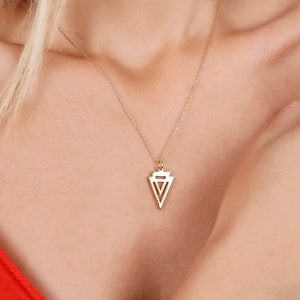 Collar triangular de oro macizo de 14 quilates, dije geométrico de oro auténtico, colgante en capas, collar de doble triángulo, collar con barra con nombre, delicada joyería de oro.