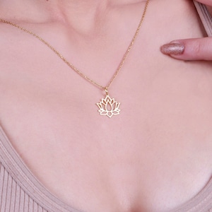 Collar de loto de oro macizo de 14 quilates, flor de loto de oro real, colgantes de flor de loto, delicado collar con dije de loto, collar con barra con nombre, joyería de flores