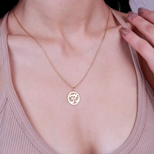 Colgante Om de oro macizo de 14 quilates, collar Ohm, regalo espiritual, regalo para profesor de yoga, símbolo de amistad budista, collar con barra con nombre, joyería con dije Aum