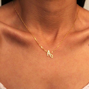 Collar con inicial minimalista, collar con inicial diminuta, collar con letras doradas, collar minimalista, regalos de Navidad, collar con inicial de oro macizo de 14 quilates