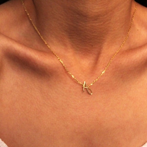 Collar con inicial de oro macizo de 14 quilates: regalos para el día de la madre, collar con inicial minimalista, collar con inicial diminuta, collar con letras de oro, regalos de Navidad