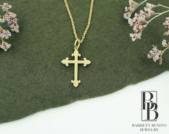 Collar de cruz de oro macizo de 14 quilates: un delicado amuleto cristiano para San Valentín.